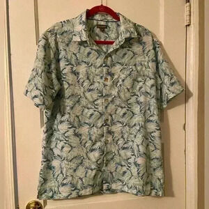 Van Heusen button down short sleeve shirt size large made of polyester.